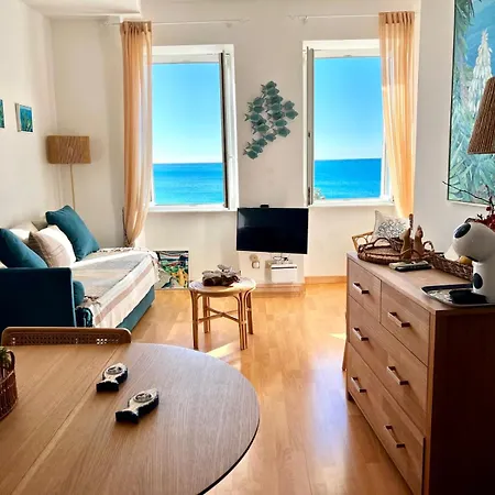 Apartment Casa Sea Life, Beachfront With Parking Camogli